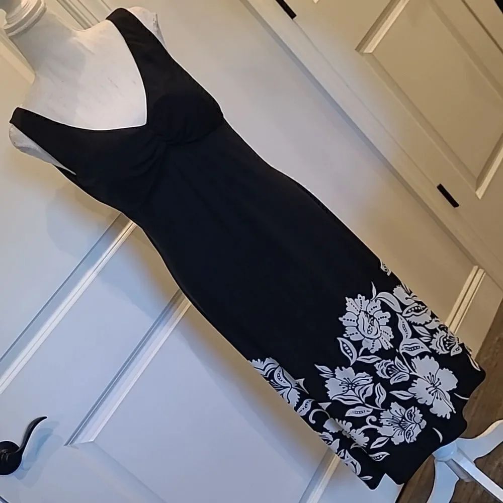 Karin Steven's sz 6 blk sundress with white florals around hem NWT